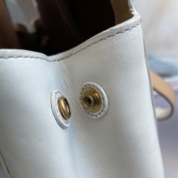COACH HAMPTON IVORY/ OFF WHITE LEATHER HANDBAG WITH GOLD ACCENT HARDWARE - Picture 10 of 14